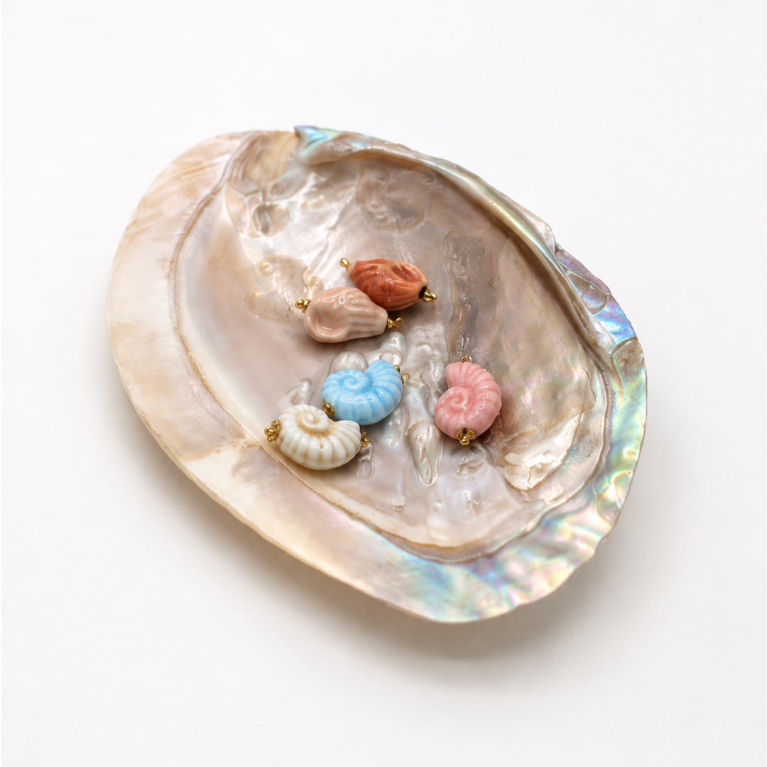 Casa Jadel collectie kleurrijke schelp hangers op abalone schaal - handgemaakte boho sieraden