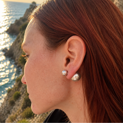model met Champagne metallic kralen oorbellen Eva met dubbelzijdig design en glanzende afwerking 