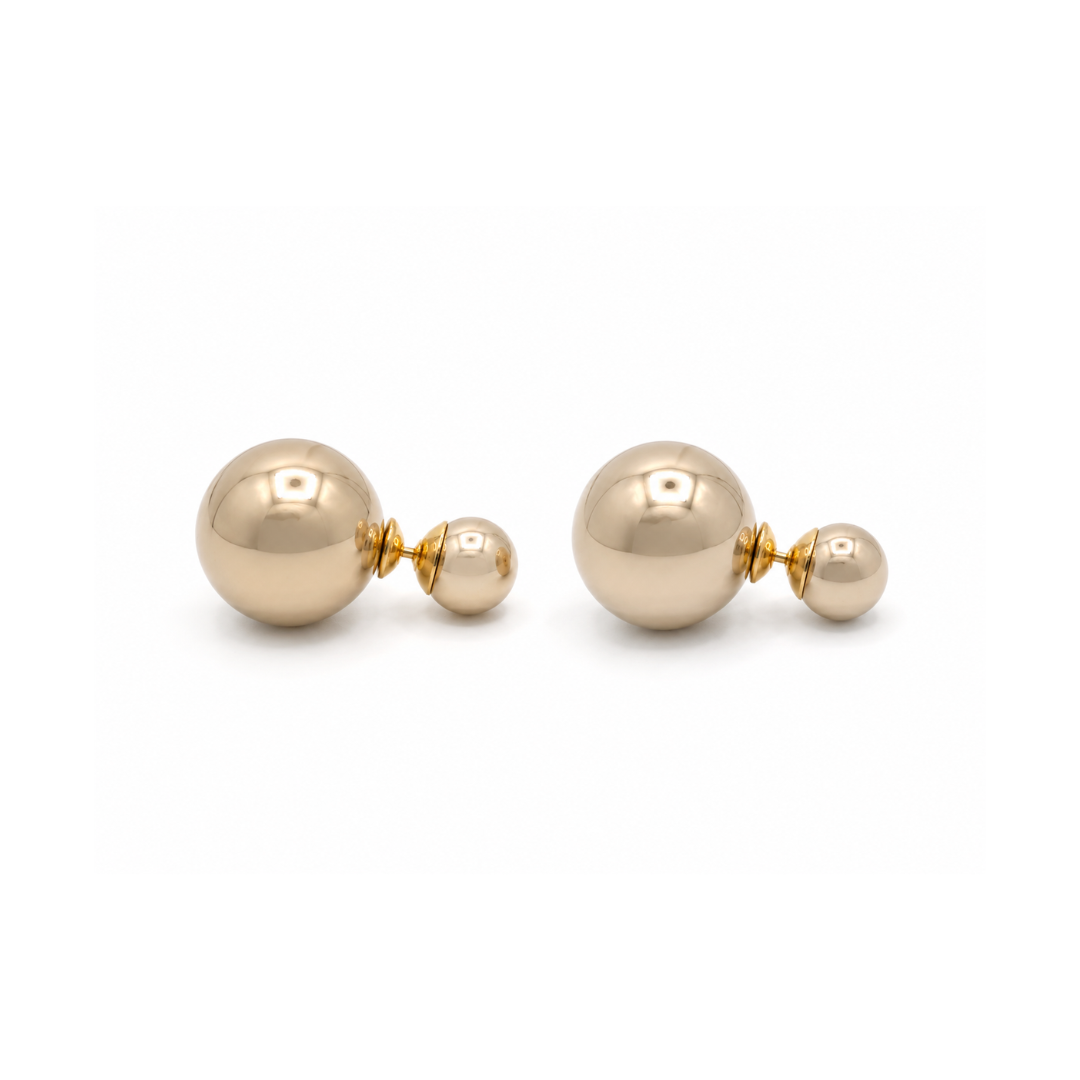Champagne metallic kralen oorbellen Eva met dubbelzijdig design en glanzende afwerking op witte achtergrond