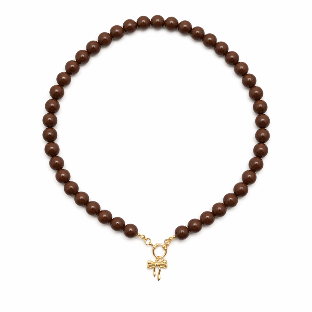 Chocoladebruine kralenketting met goudkleurige strik bedel van Casa Jadel