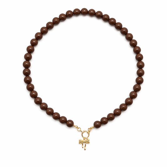 Chocoladebruine kralenketting met goudkleurige strik bedel van Casa Jadel