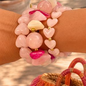 arm met chubby babyroze hartjes chunky armbanden