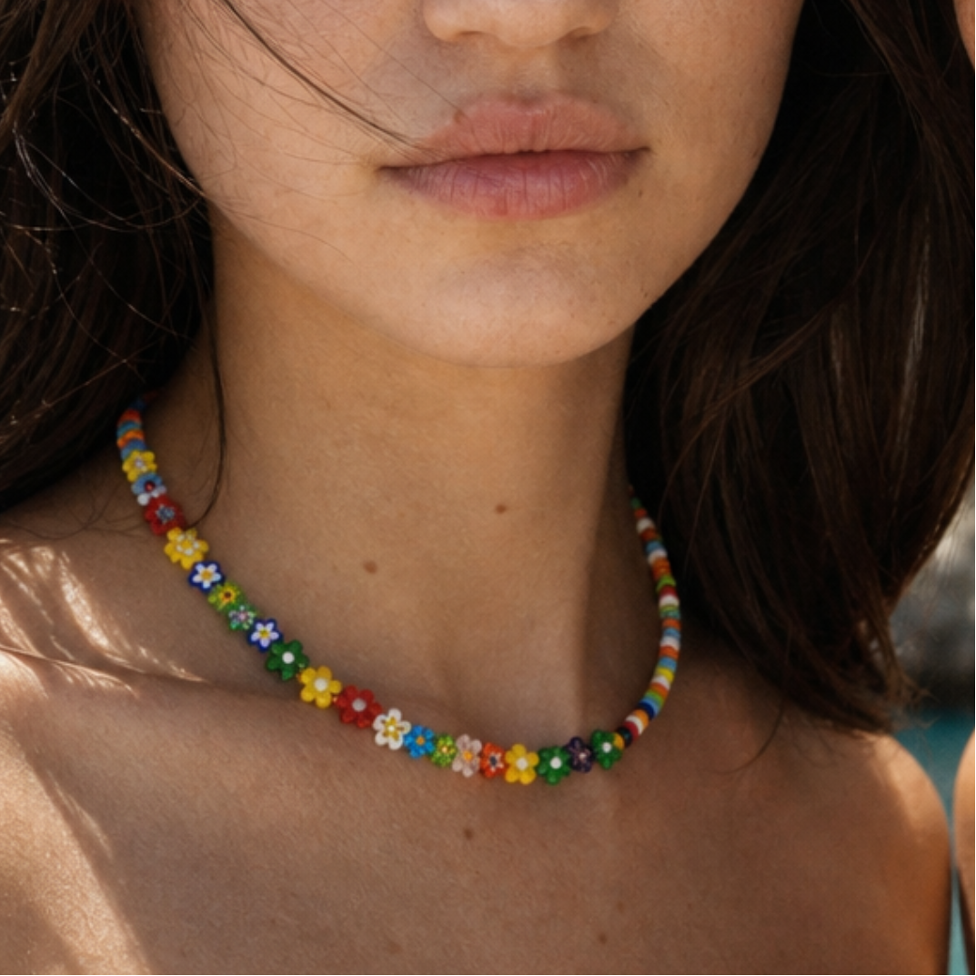 Ketting van chunky Saar kralen en millefiori kralen. Gedragen door model.