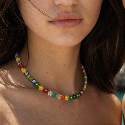 Ketting van chunky Saar kralen en millefiori kralen. Gedragen door model.