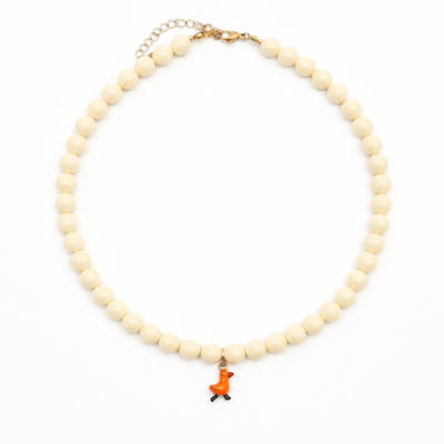Crèmekleurige kralenketting met oranje eendje bedel van Casa Jadel