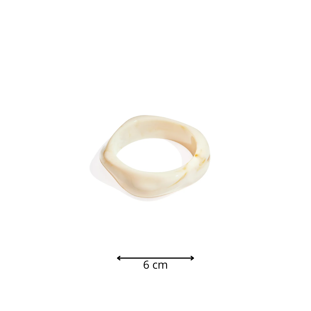 Crème marble bangle armband met organische vorm en glanzende afwerking afmeting