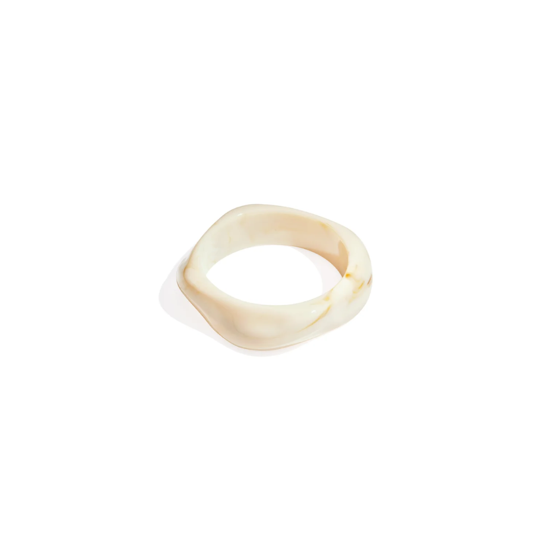 Crème marble bangle armband met organische vorm en glanzende afwerking