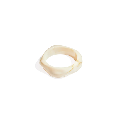 Crème marble bangle armband met organische vorm en glanzende afwerking