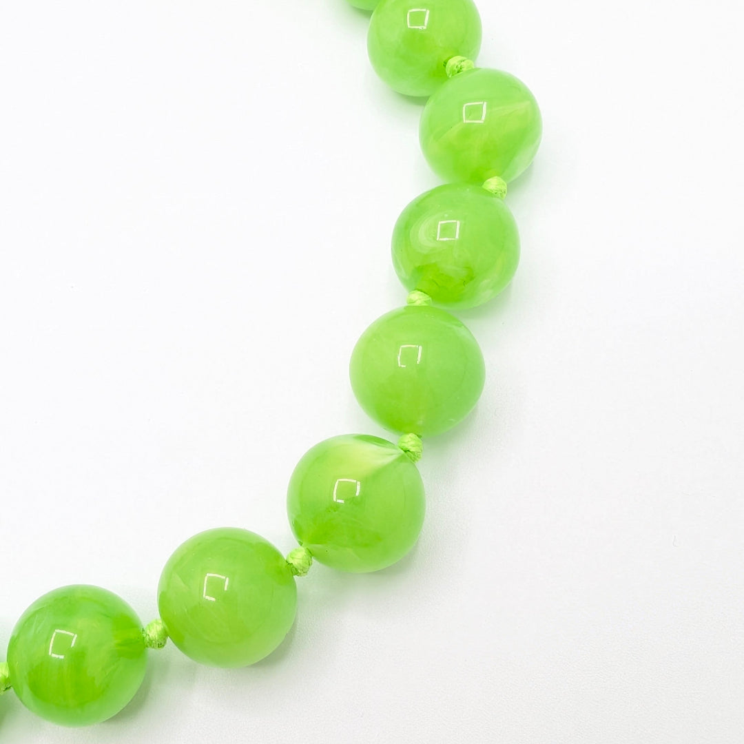 deel van gras groene gemarmerde grote kralenketting