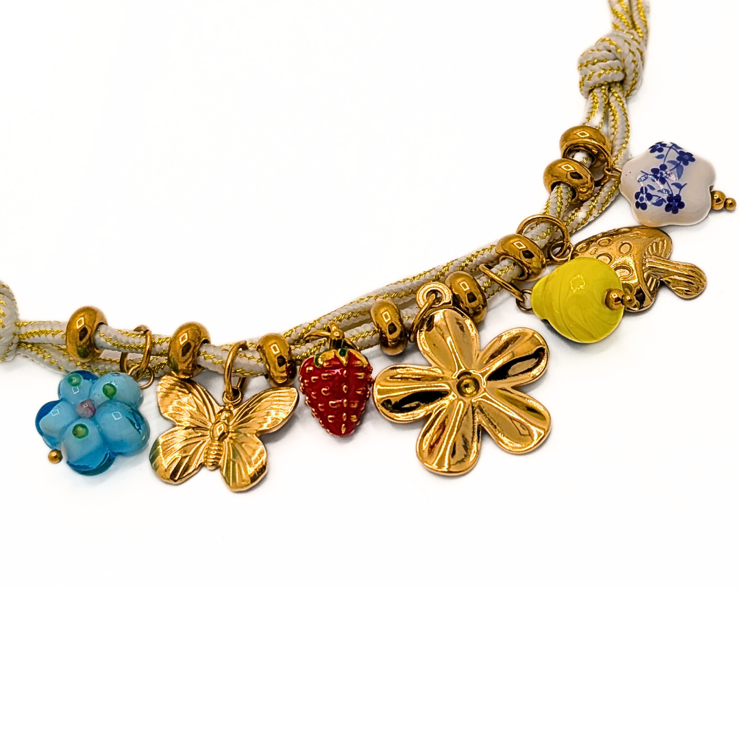 Detail van peer, bloem en keramiek-look hanger
