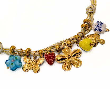 Detail van peer, bloem en keramiek-look hanger

