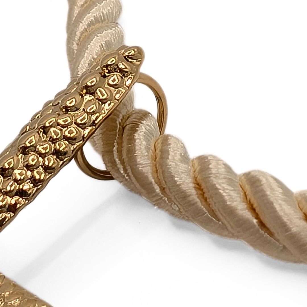 Detail bevestiging gouden zeester aan naturel rope ketting