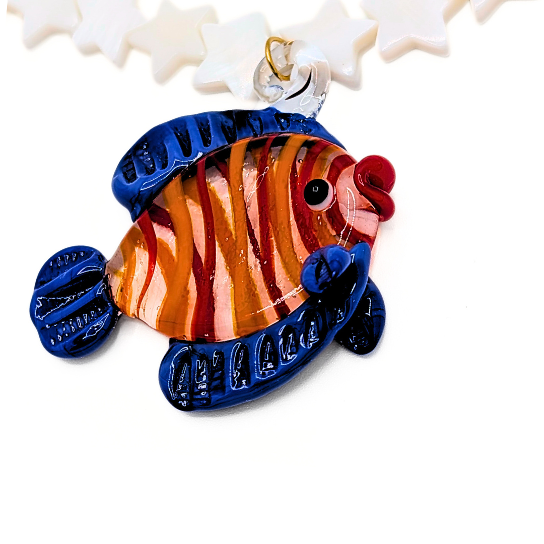 Detail van handgemaakte blauw-oranje glazen vis
