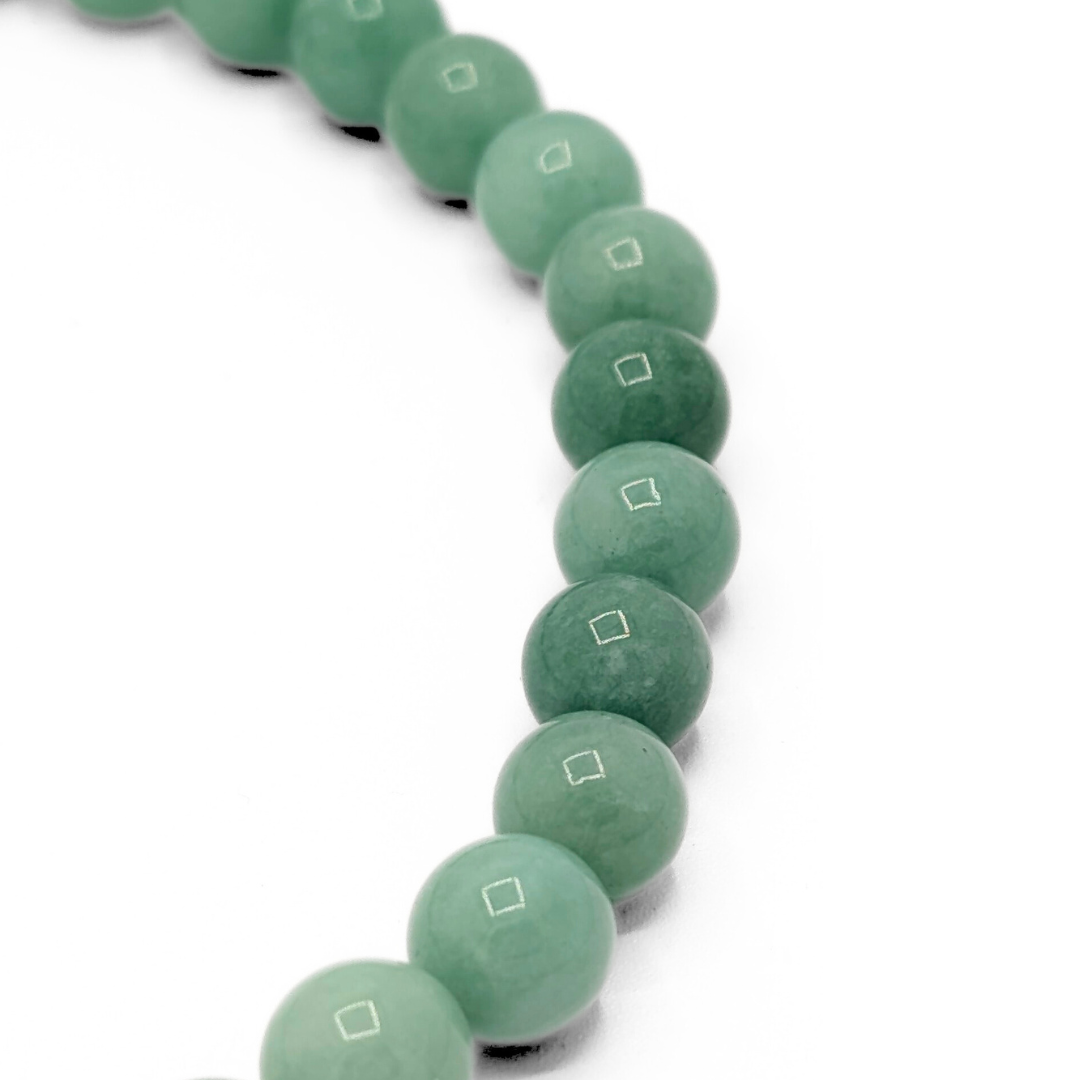 Detail van groene jade natuursteen kralenketting met ronde glanzende groene natuursteen kralen van Casa Jadel
