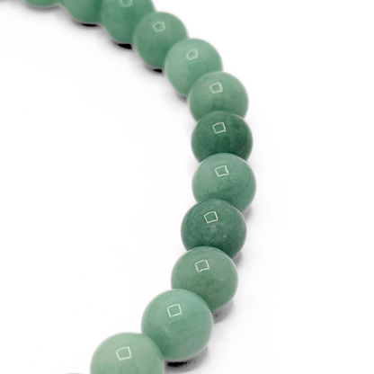 Detail van groene jade natuursteen kralenketting met ronde glanzende groene natuursteen kralen van Casa Jadel