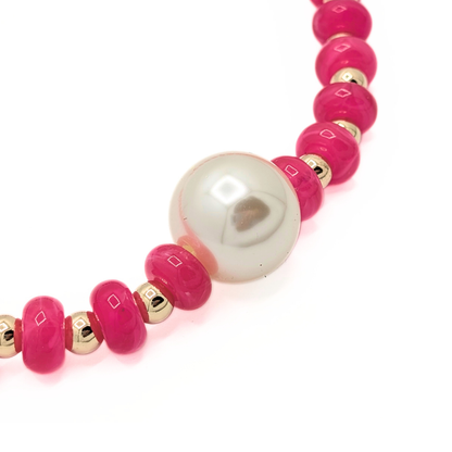 Detail van roze kralenketting met centrale parel
