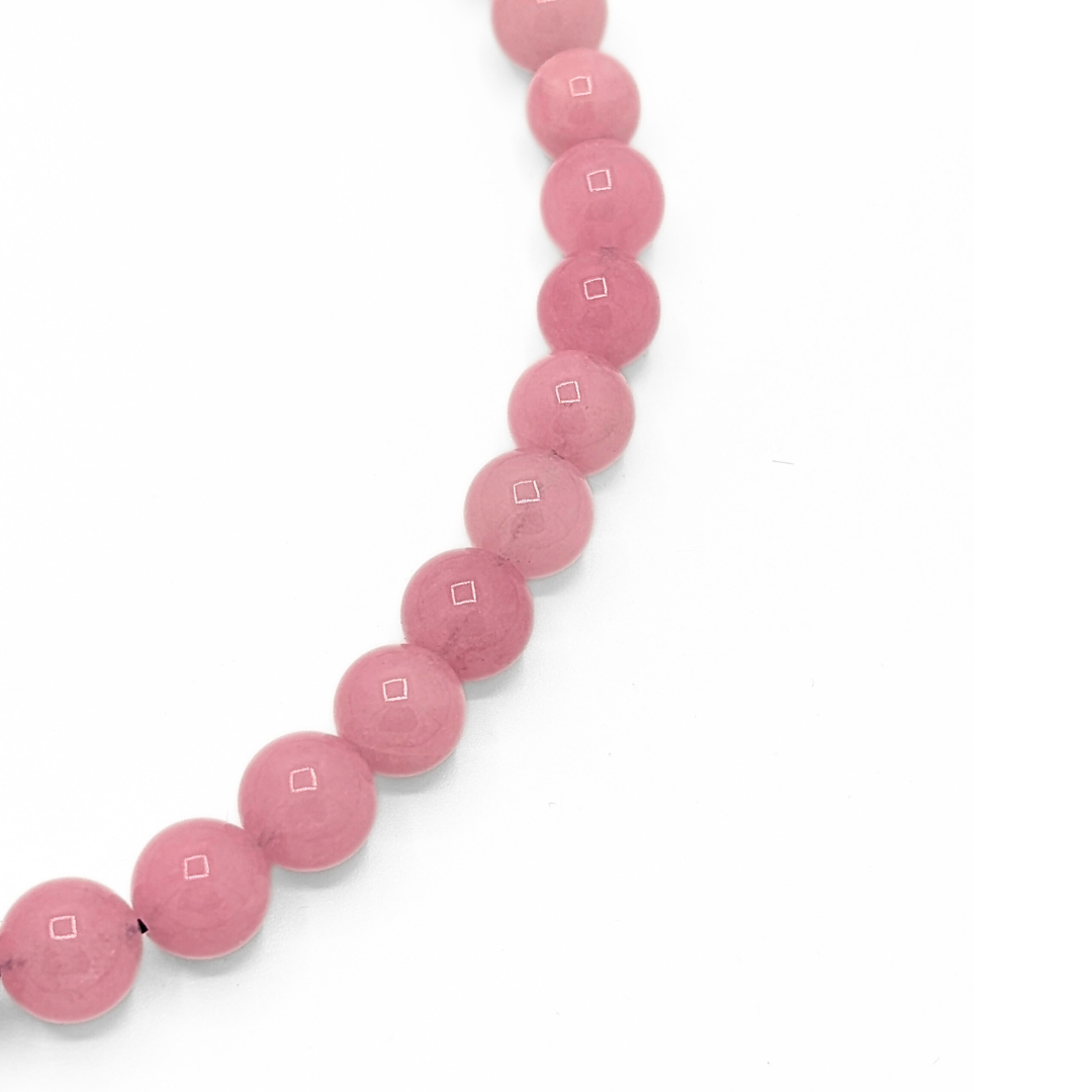 Detail van roze jade natuursteen kralenketting met ronde glanzende roze natuursteen kralen van Casa Jadel