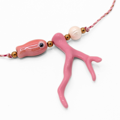 Detail van roze rope ketting met roze koraal hanger zeekraal en parel met goudkleurige kralen van Casa Jadel