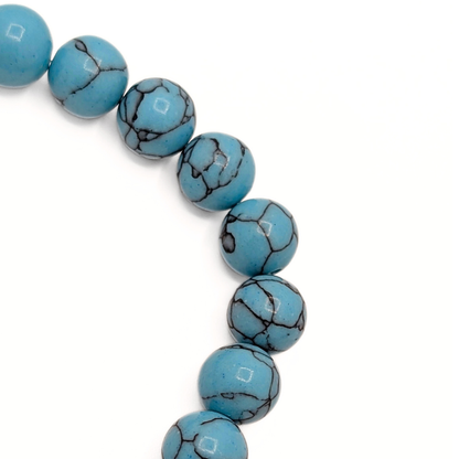 Detail van turkoois natuursteen kralenketting met blauwe marmerlook kralen van Casa Jadel