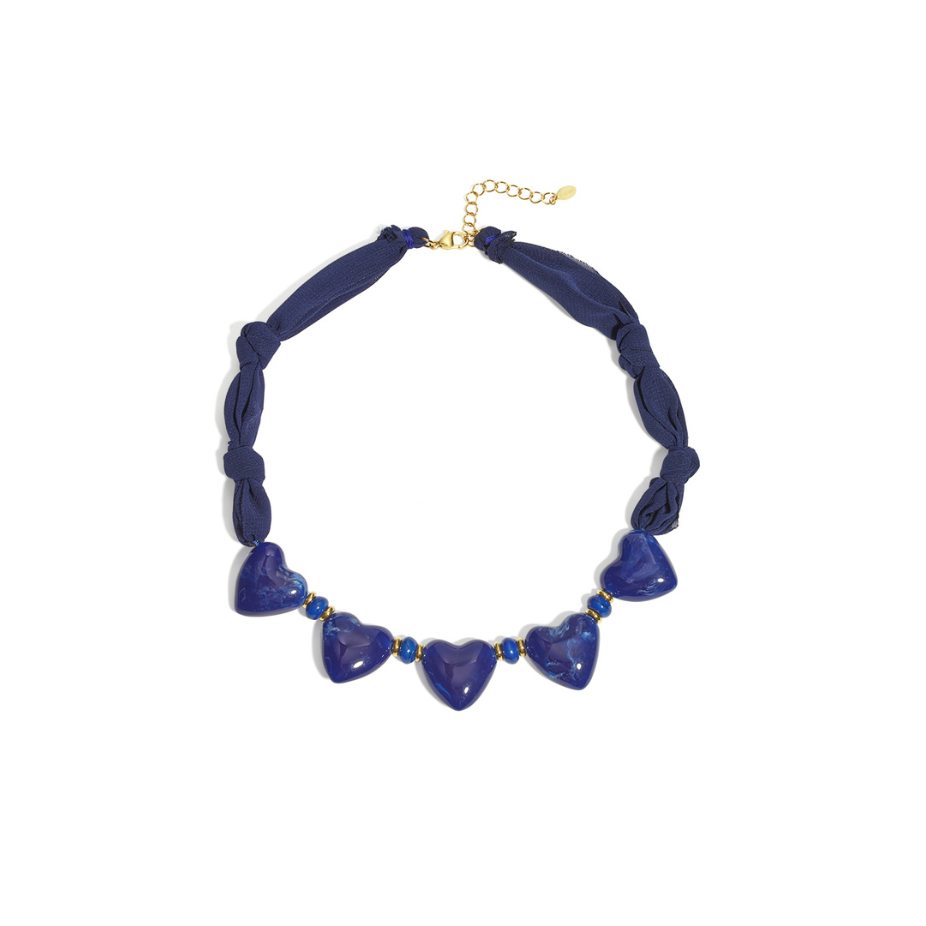 donkerblauwe bandana ketting met blauwe marble hartjes en gouden details