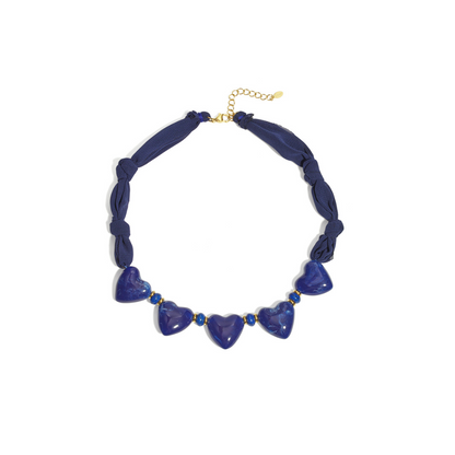donkerblauwe bandana ketting met blauwe marble hartjes en gouden details