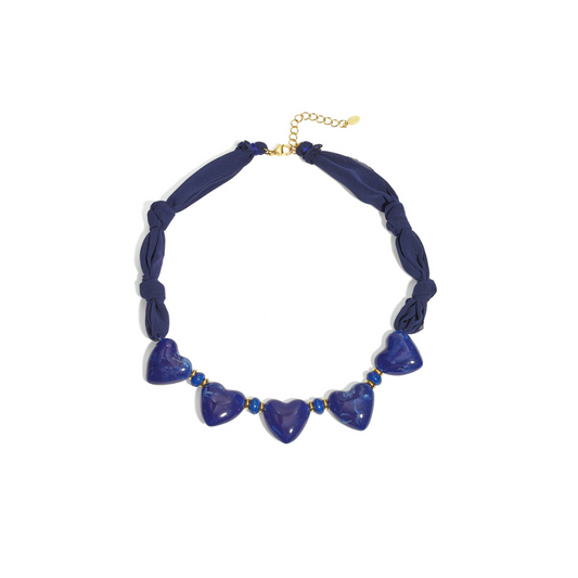 donkerblauwe bandana ketting met blauwe marble hartjes en gouden details