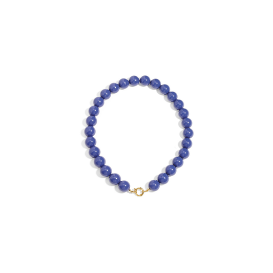 Donkerblauwe grote kralenketting met goudkleurig boeislot voor dames.