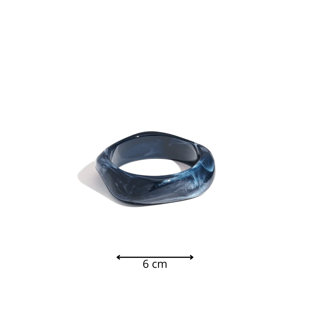 Donkerblauwe marble bangle armband met organische vorm en glanzende afwerking afmeting