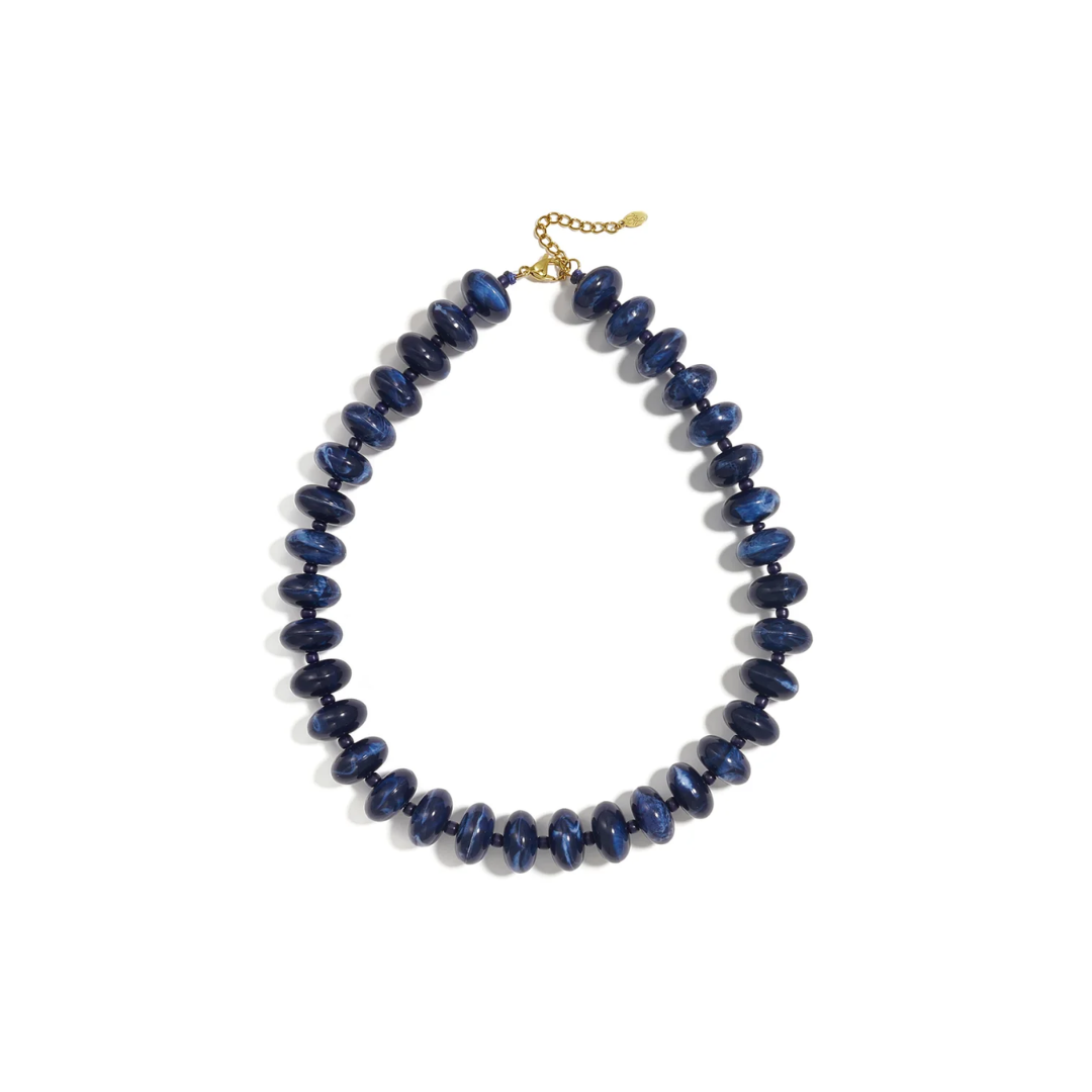 Donkerblauwe marble donut kralenketting Limo met platte ronde kralen en gouden sluiting