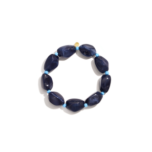 Donkerblauwe marble kralenarmband met grote organische kralen en lichtblauwe accenten