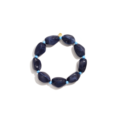 Donkerblauwe marble kralenarmband met grote organische kralen en lichtblauwe accenten