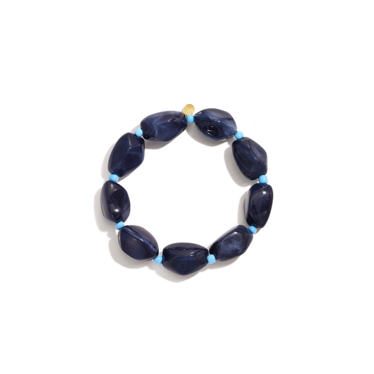 Donkerblauwe marble kralenarmband met grote organische kralen en lichtblauwe accenten