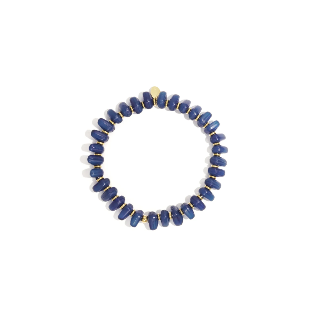 Donkerblauwe split kralenarmband met onregelmatige kralen en goudkleurige tussenkralen