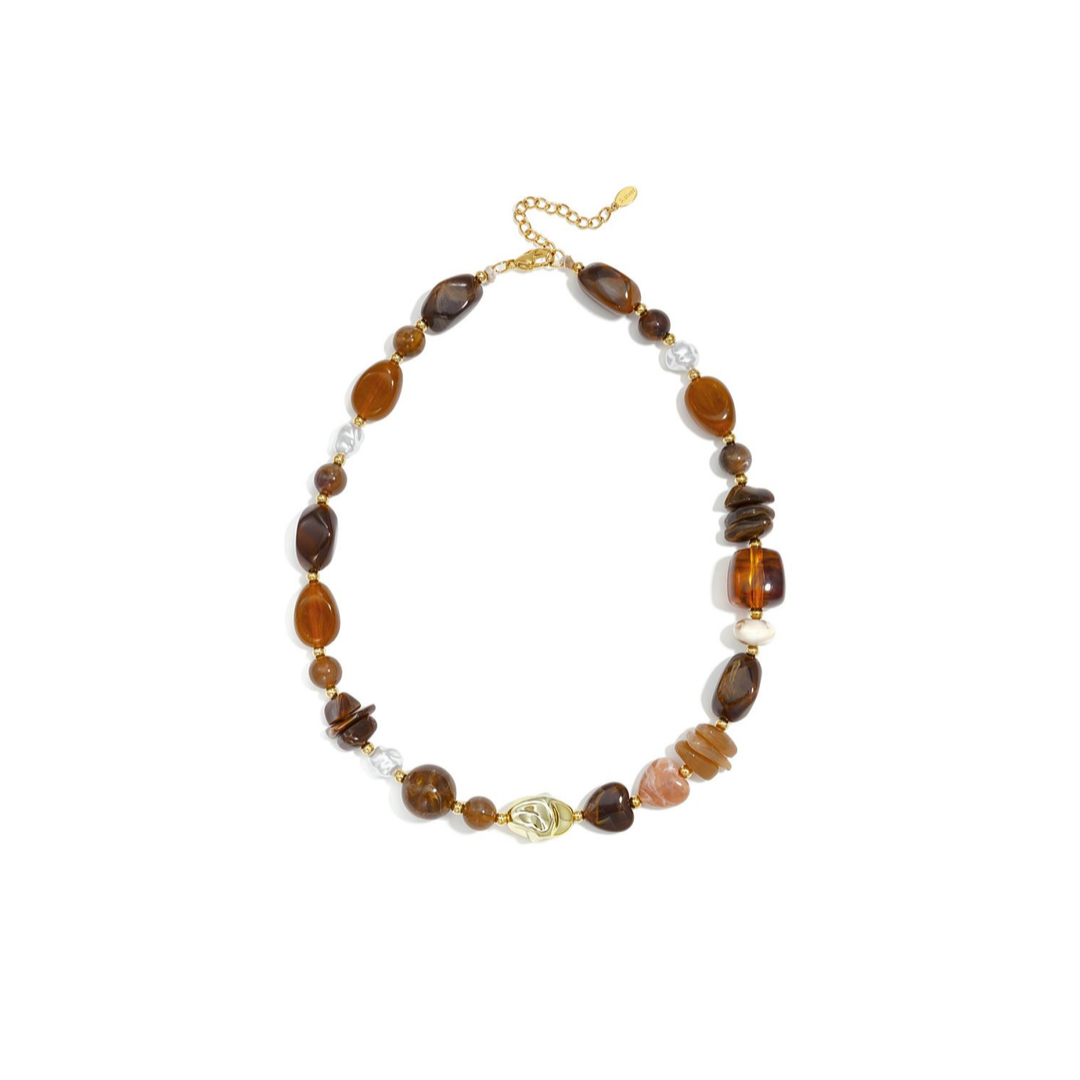 Donkerbruin-beige mixed chunky kralenketting met verschillende grote kralen en goudkleurige details