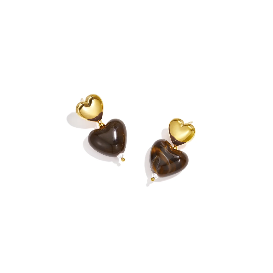 Donkerbruine marble hartjes XL Lieve oorbellen met grote gemarmerde hartjes, gouden oorknopjes en witte pareltjes
