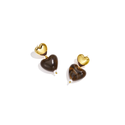 Donkerbruine marble hartjes XL Lieve oorbellen met grote gemarmerde hartjes, gouden oorknopjes en witte pareltjes