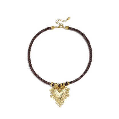 Donkerbruine rope ketting met grote goudkleurige hartbedel en verstelbare sluiting
