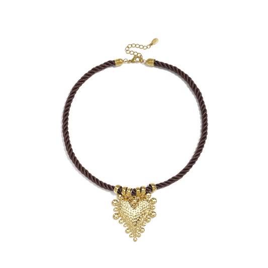 Donkerbruine rope ketting met grote goudkleurige hartbedel en verstelbare sluiting