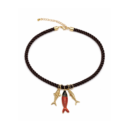 Donkerbruine rope ketting met goudkleurige vis bedels en rood zwarte vis hanger.