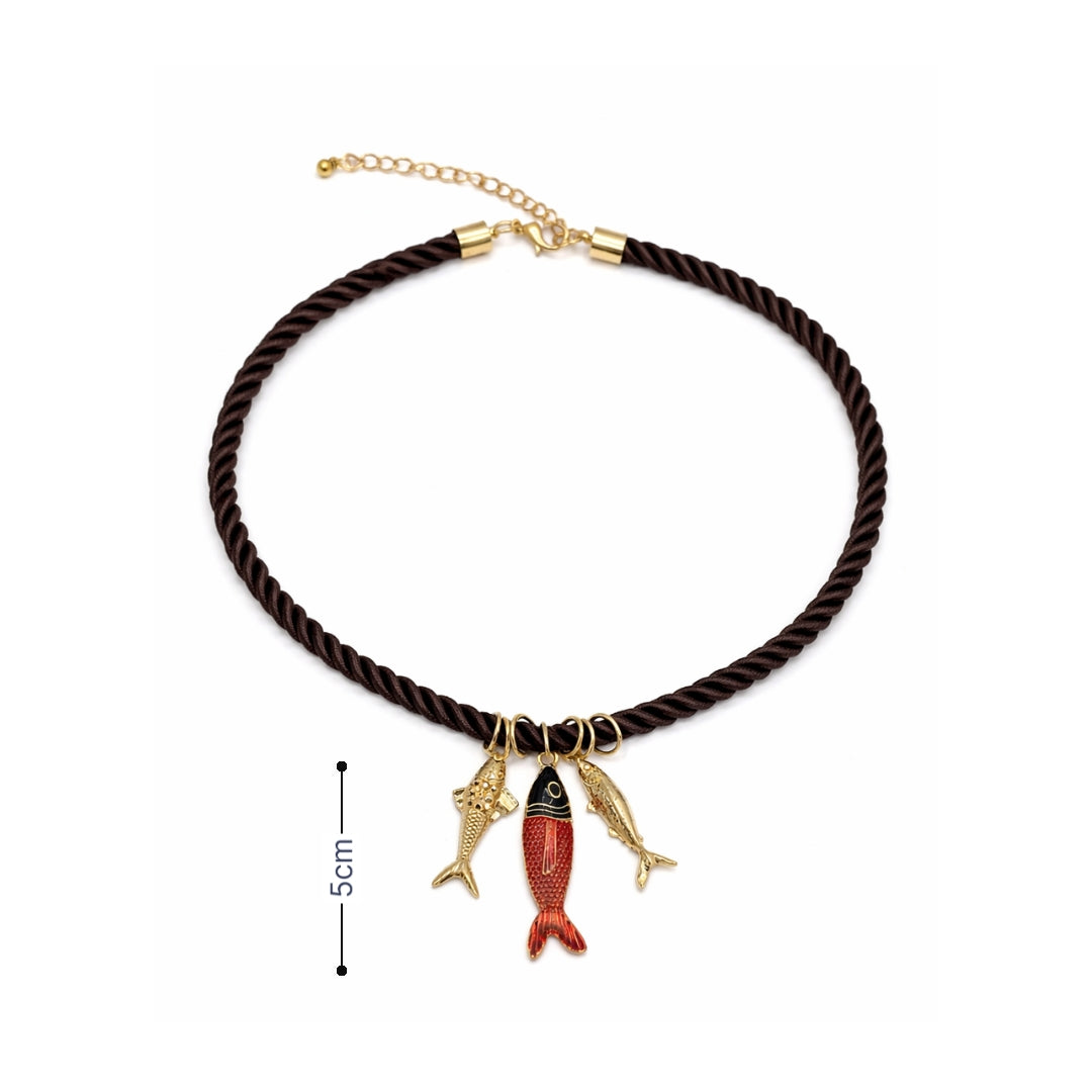 Afmeting Donkerbruine rope ketting met goudkleurige vis bedels en rood zwarte vis hanger.