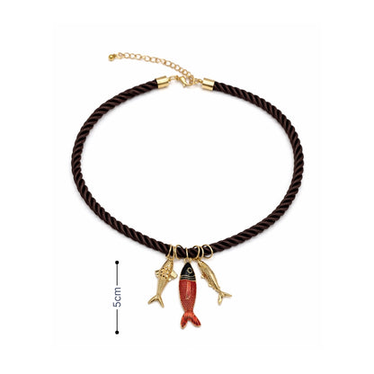 Afmeting Donkerbruine rope ketting met goudkleurige vis bedels en rood zwarte vis hanger.