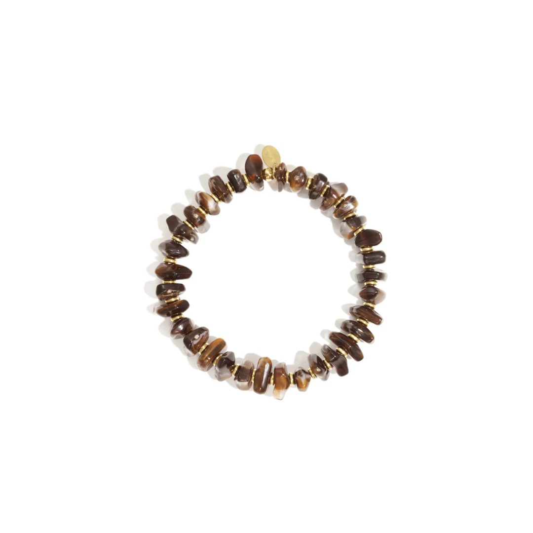 Donkerbruine split kralenarmband met onregelmatige kralen en goudkleurige details