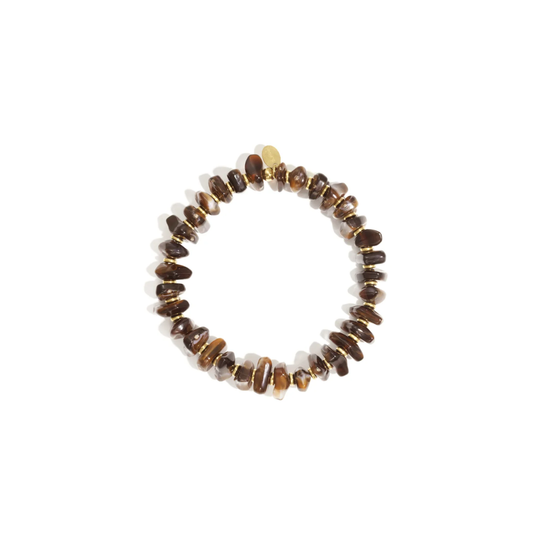 Donkerbruine split kralenarmband met onregelmatige kralen en goudkleurige details