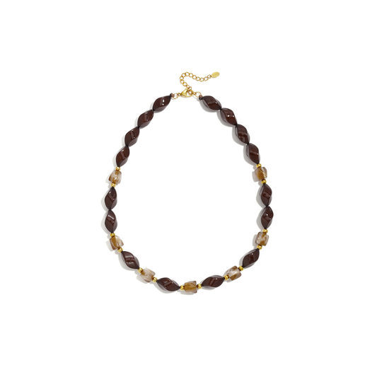 Donkerbruine twisted kralenketting met amberkleurige kralen en gouden details