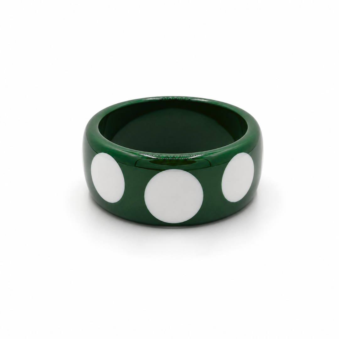 Donkergroene resin bangle armband met grote witte stippen van Casa Jadel.