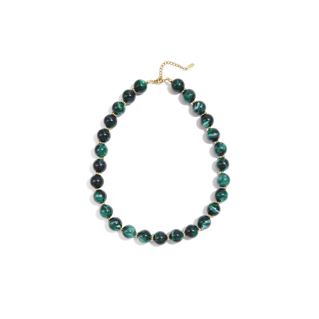 Donkergroene gemarmerde kralenketting met goudkleurige accenten op lichte achtergrond.