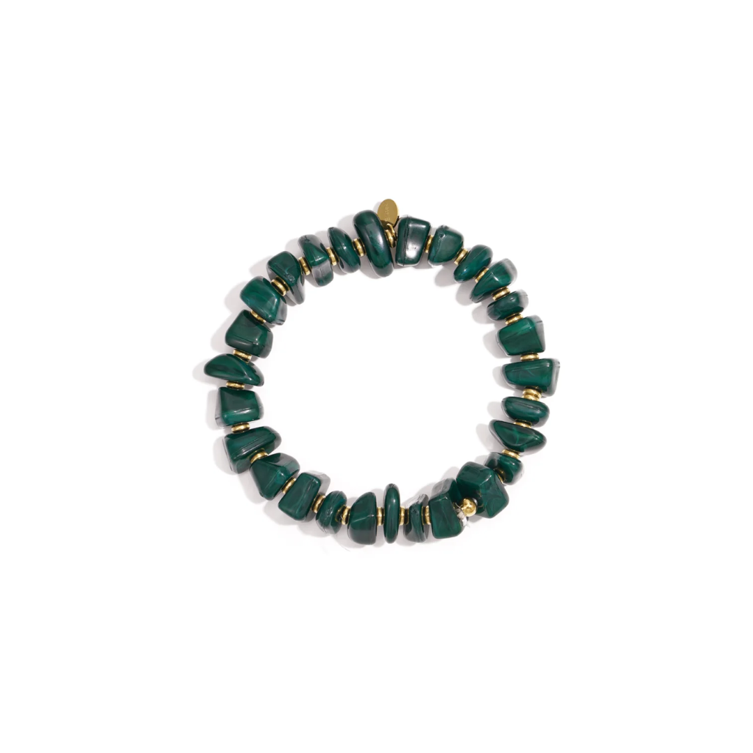 Donkergroene split kralenarmband met onregelmatige kralen en goudkleurige tussenkralen