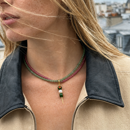 Model draagt fijne kralenketting choker met kleurrijke steentjes en bedelhanger | Casa Jadel