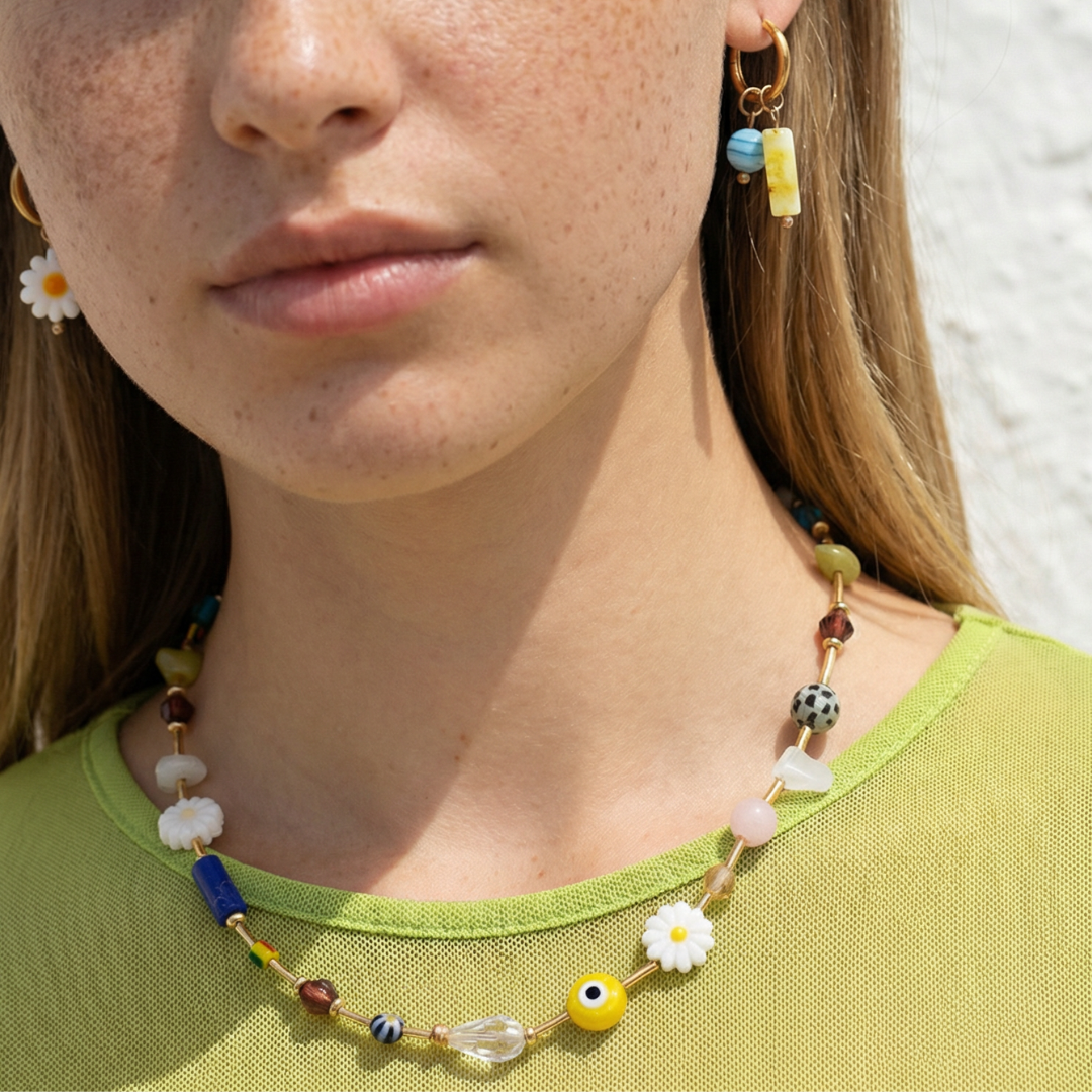 Kleine kralenketting met bijpassende oorringen in speelse kleuren Casa Jadel
