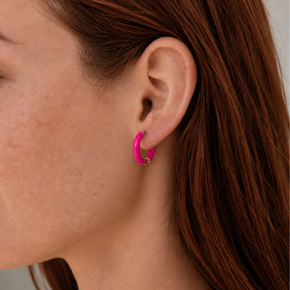 model met fuchsia oorringetjes Eli met goudkleurige details
